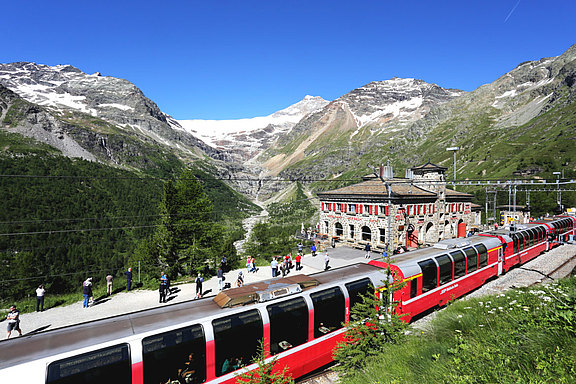 Bernina-Express-auf-der-Alp-Gruem-1170x780.jpg  